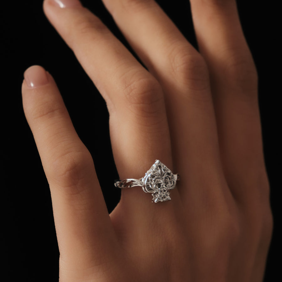 Glamorous Spade Ring · 18K White Gold Vermeil